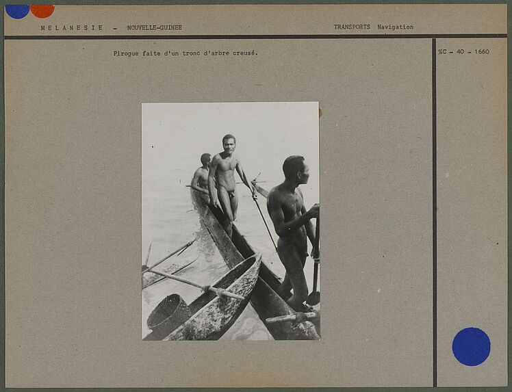 Types [trois hommes dans une pirogue]