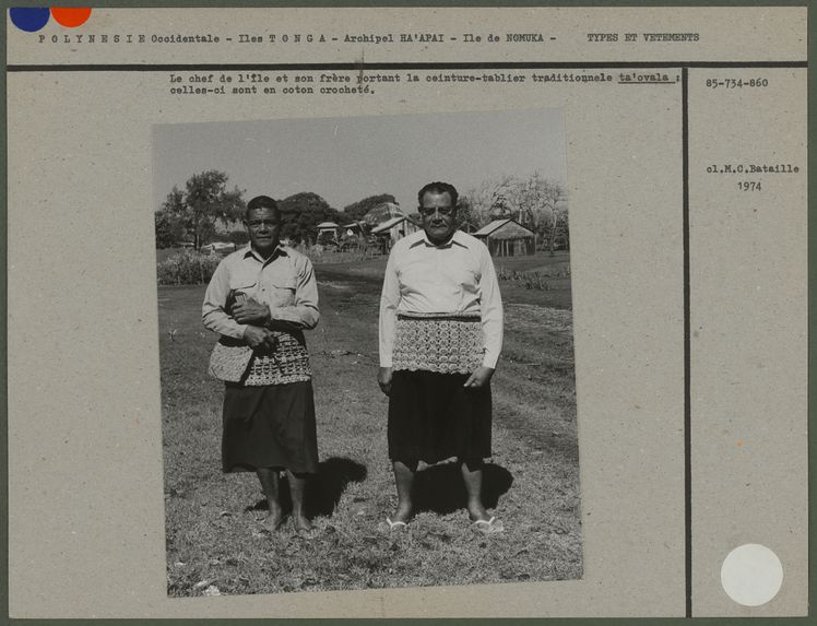 Le chef de l'île et son frère portant la ceinture-tablier traditionnelle ta'ovala