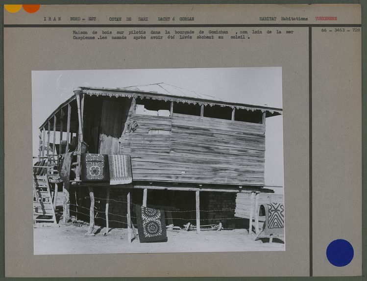 Maison de bois sur pilotis dans la bourgade de Gomichan, non loin de la mer Caspienne