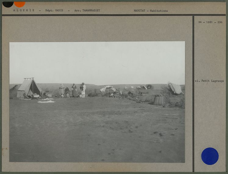 Un campement après la pluie dans un Oued au Hoggar
