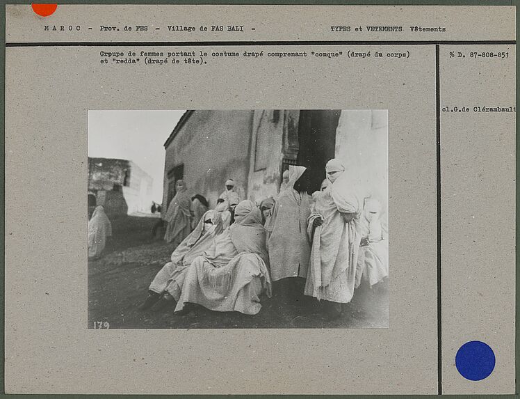 Groupe de femmes portant le costume drapé