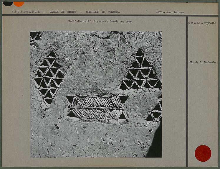 Motif décoratif d'un mur de façade sur cour