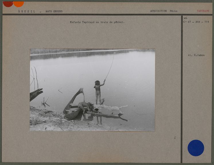 Enfant Tapirapé en train de pêcher