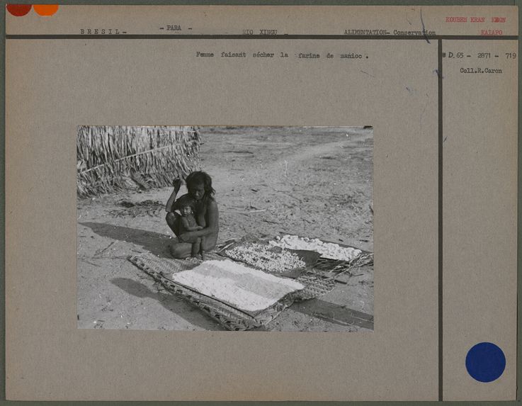 Femme faisant sécher la farine de manioc