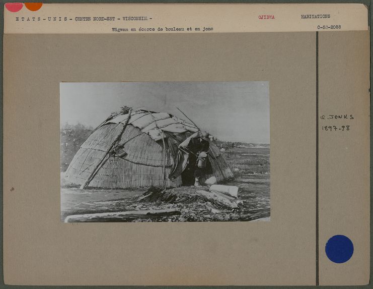 Wigwam en écorce de bouleau et en jonc