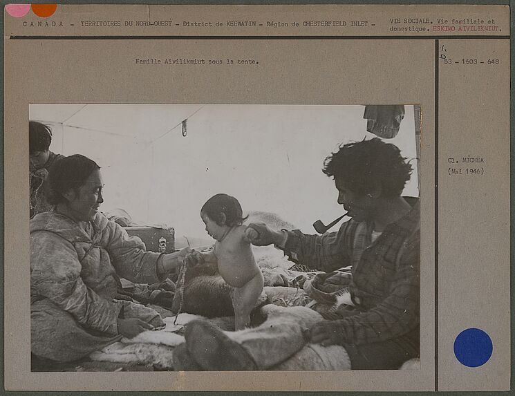 Famille Aivilikmiut sous la tente