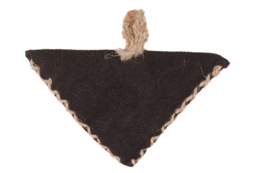 Amulette triangulaire