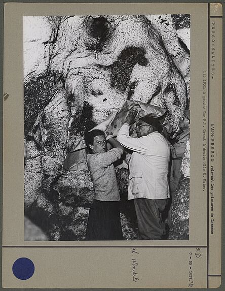 L'Abbé Breuil relevant les peintures de Lascaux