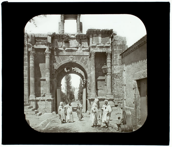 Tebessa. Porte de Caracalla. Ruines romaines