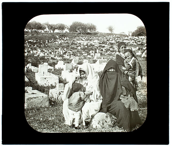 Sousse. Femmes arabes sur une tombe