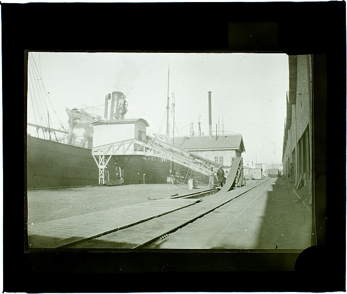 Sfax. Embarquement des phosphates de Metlaouï