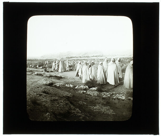 Ghardaia. le cimetière. La prière du vendredi