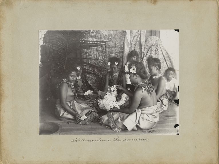 Jeunes filles samoennes jouant aux cartes