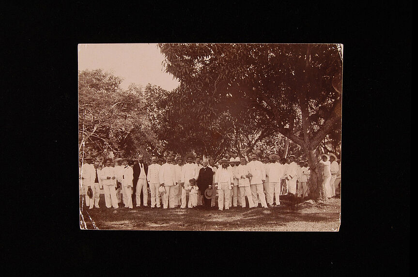 Le prince Hinoi Pomare et ses invités à Arue