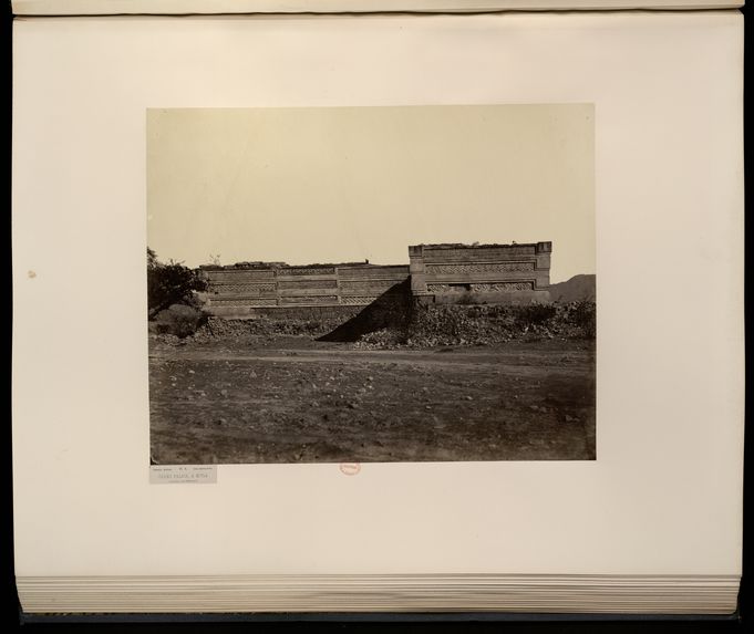 Cités et ruines Américaines, Mitla, Palenque, Izamal, Chichen-Itza, Uxmal, recueillies et photographiées par Désiré Charnay, avec un texte in-8°, par Viollet-Le-Duc, architecte du gouvernement, Ferdinand denis, conservateur à la Bibliothèque Ste Geneviève