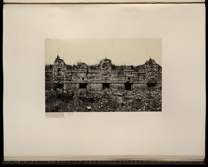 Cités et ruines Américaines, Mitla, Palenque, Izamal, Chichen-Itza, Uxmal, recueillies et photographiées par Désiré Charnay, avec un texte in-8°, par Viollet-Le-Duc, architecte du gouvernement, Ferdinand denis, conservateur à la Bibliothèque Ste Geneviève