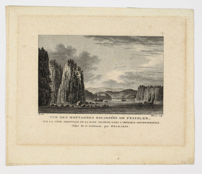 Vue des montagnes escarpées de Fraisler, sur la côte orientale de la baye George dans l'Amérique septentrionale