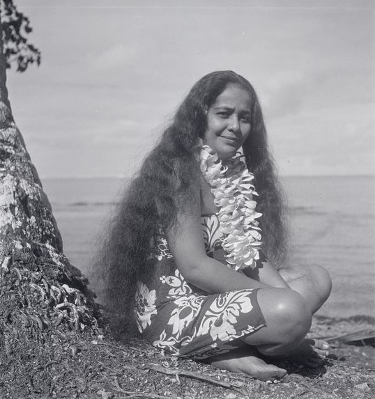 Sans titre [portrait d'une jeune femme aux cheveux longs et collier de fleurs]