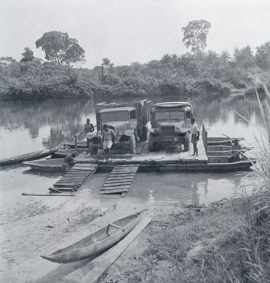 Sans titre [camions sur un ponton]