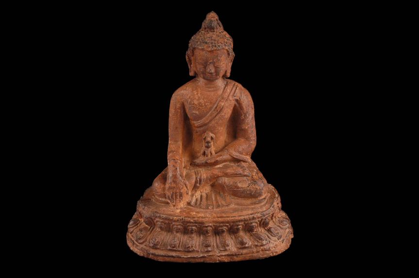 Figurine représentant le Bouddha Akshobya sur le siège de lotus