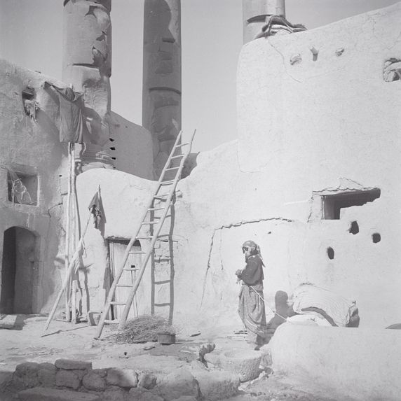 Cour de maison et colonnes antiques de basalte de Harran al-Awamid