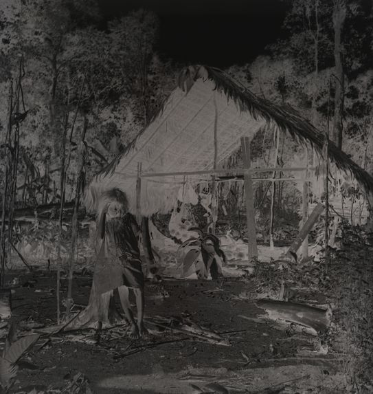 Jeune Lacandon devant une habitation