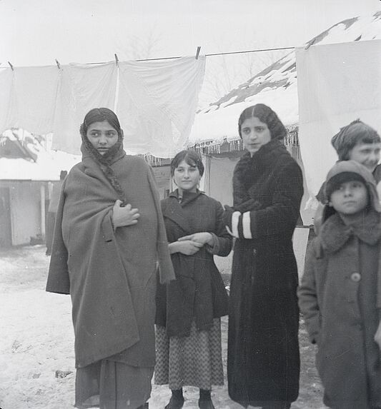 Femmes et enfants Tsiganes sédentaires