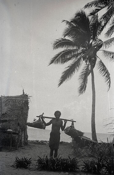 Sans titre [Homme avec portage en balancier]