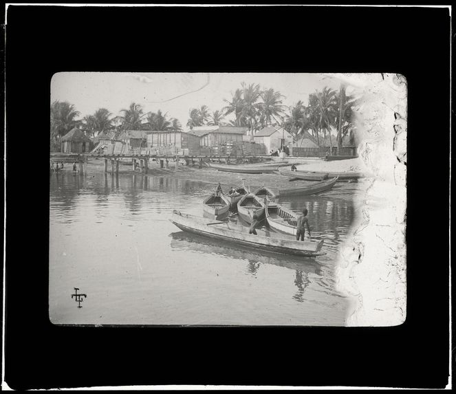 Sans titre [Enfants jouant dans une pirogue. Saint-Louis]