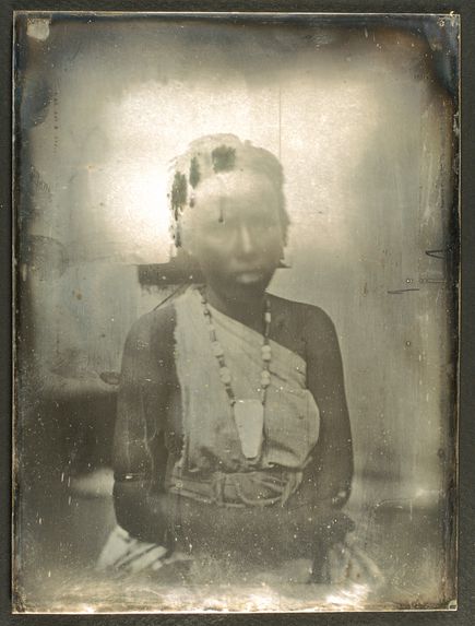 Photographie du verso du daguerréotype n°PM000078 : Jeune fille Medjeurtine