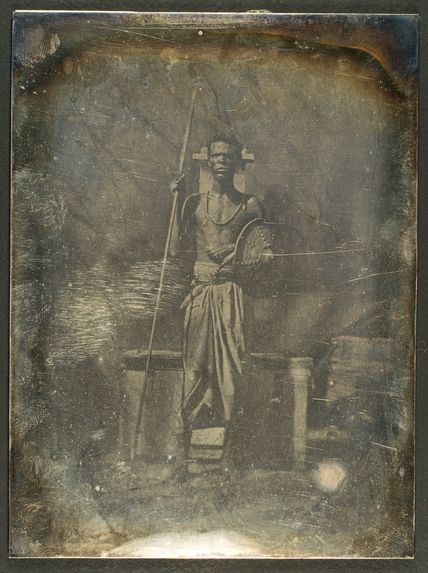 Photographie du verso du daguerréotype n°PM000133 : Soumali avec ses armes