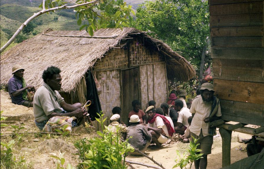 Buang Watut. Mission 75-76. Bande-film de 6 vues concernant la préparation des aliments