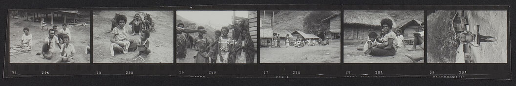 Buang Watut. Mission 75-76. Planche contact de 6 vues : portraits de famille