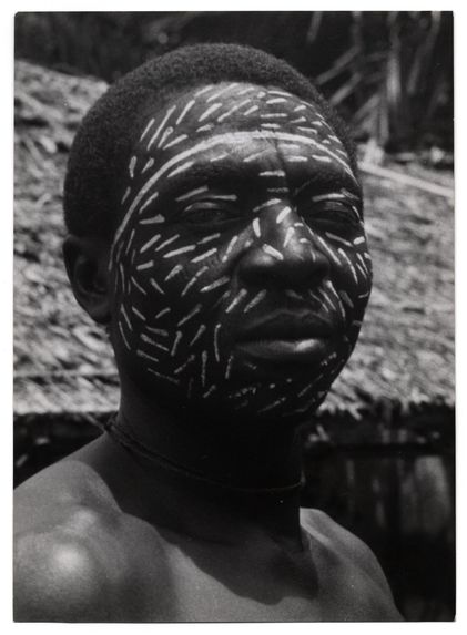 Logoué, un noir Pomo de Gatomgo a peint son visage après la chasse à la panthère