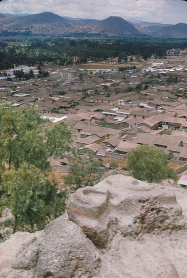 Cerro Santa Apolonia. &quot;Silla del Inca&quot; et vue de la ville de Cajamarca. Groupe de trois sièges arrondis dominant la ville