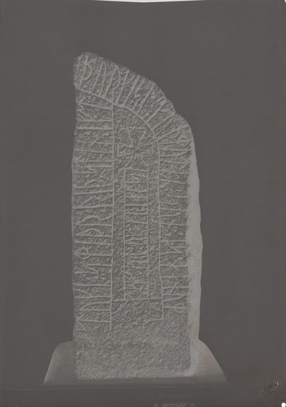 Stèle gravée de runes