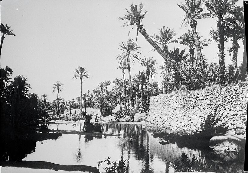 Vue sur l'Oued, au fond le Ksar à Mogeur