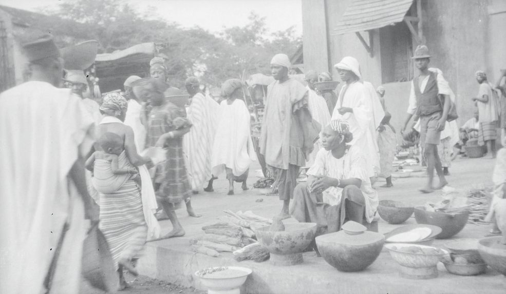 Marché de Bmako. La vendeuse de riz décortiqué