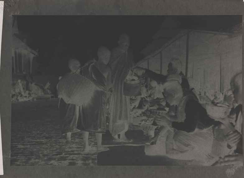 Au That-Luong, les fidèles apportent les présents rituels aux bonzes