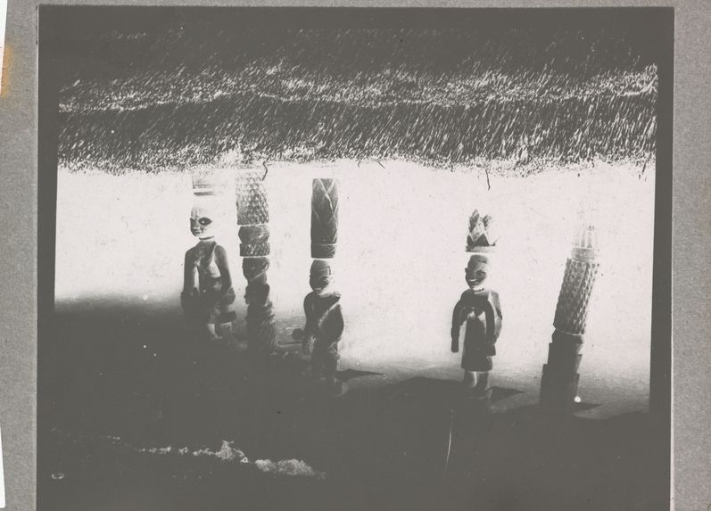 Piliers sculptés du palais de Kétou vers 1914, disparu aujourd'hui