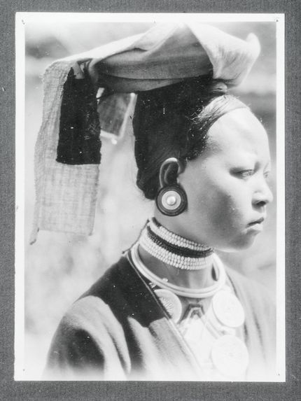 Femme Man Tien avec coiffure de cérémonie