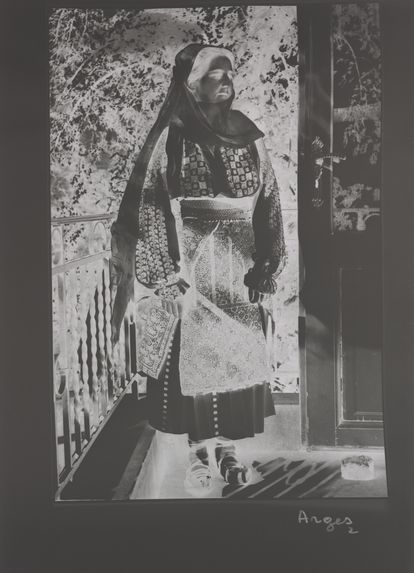 Costume de l'poque 1900 d'après la manière dont le voile est porté