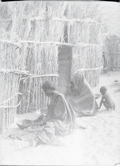 Une femme kanouri du Kaouar écrasant le mil pour faire la kesra