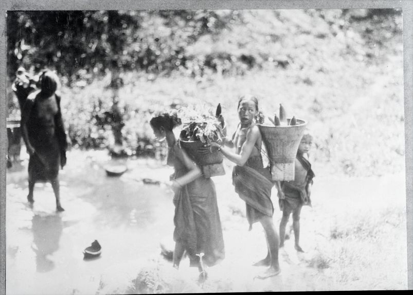 Femmes à la source faisant leur toilette et rapportant de l'eau
