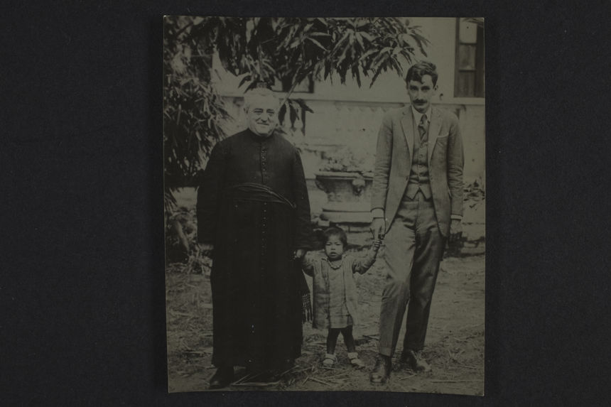 Sans titre [portrait du Dr Vellard en compagnie de sa fille adoptive et d’un prêtre]