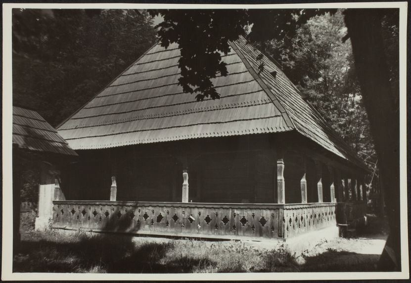 Vue d'une maison du musée du village de Bucarest