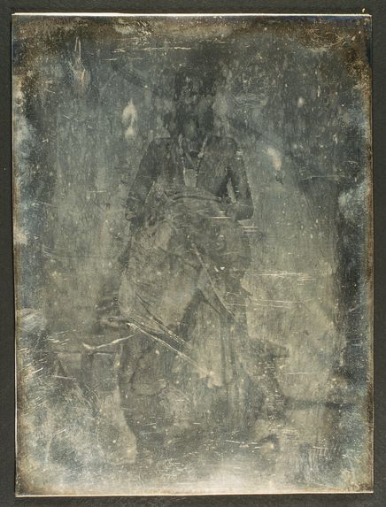 Photographie du verso du daguerréotype n°PM000082 : Femme Medjeurtine tressant sa natte