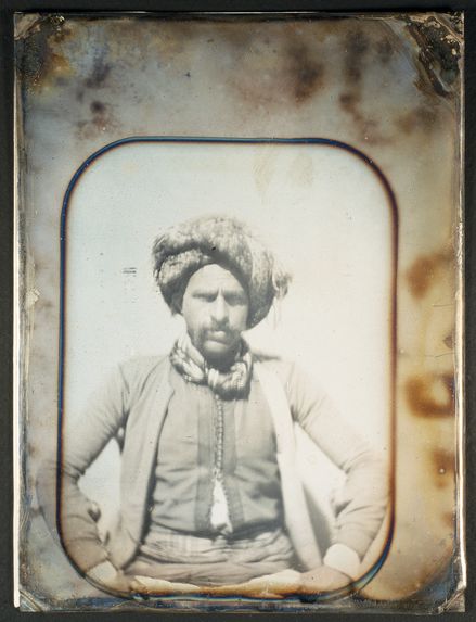 Photographie du verso du daguerréotype n°PM000026 : Kérill-ben-Karouffa