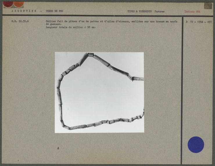 Collier composé d'os d'oiseaux