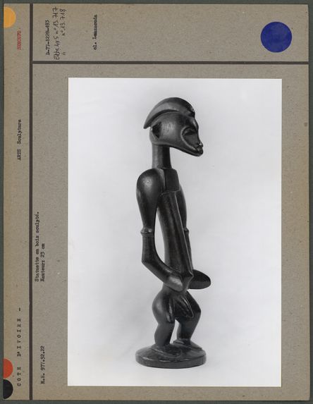 Statuette en bois sculpté